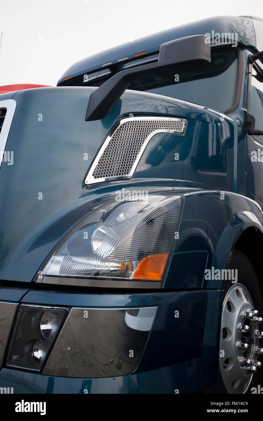Blu scuro moderno big rig semi carrello in vista laterale frontale con il cofano, faro, specchio e dettagli cromati - exelent modello per professional truckdrivers Foto Stock
