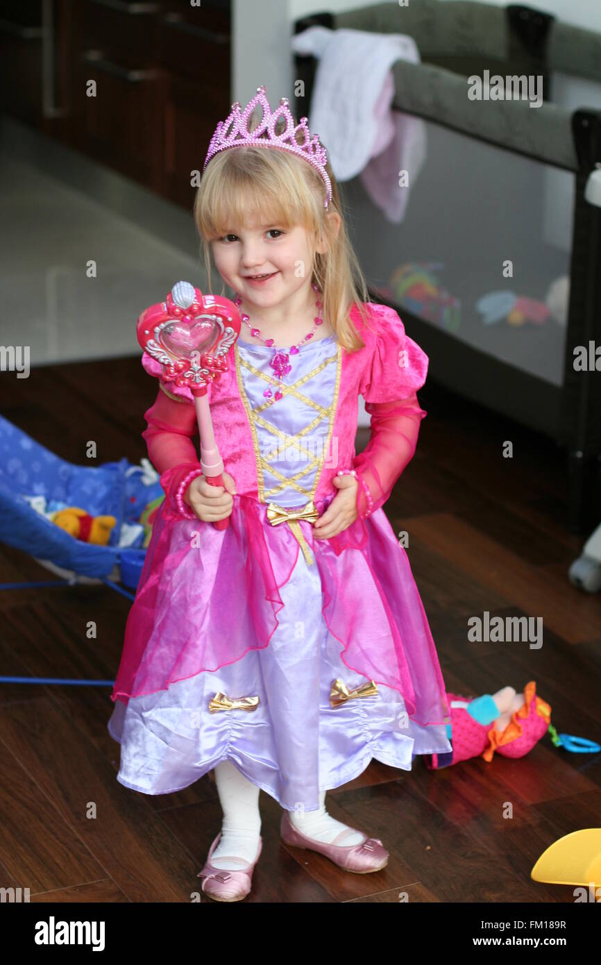 Bambina bambino kid vestito in un costume principessa indossando una corona  e tenendo un wand, concetto di halloween, kids dressup, far credere,  creatività Foto stock - Alamy