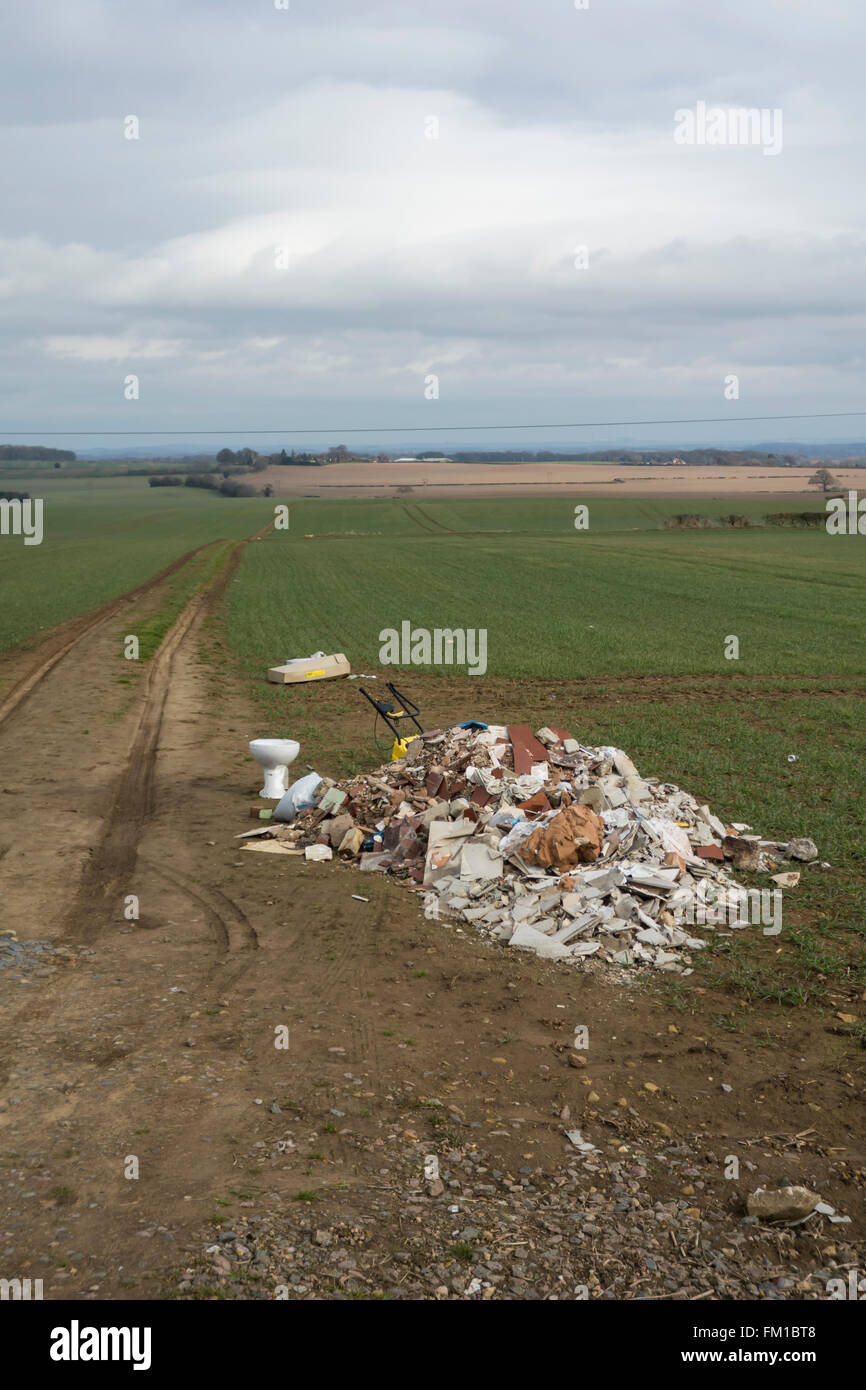 Rifiuti oggetto di dumping dal lato di un sentiero nella campagna inglese nei pressi di Dinnington, Rotherham. Foto Stock
