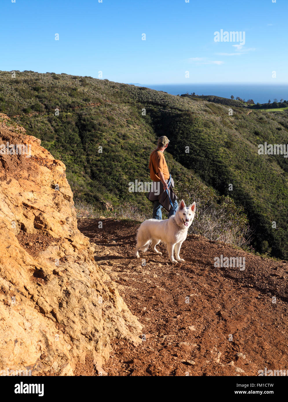 Escursionista guarda a vista oceano dal sentiero Solstice Canyon Park in Malibu Foto Stock