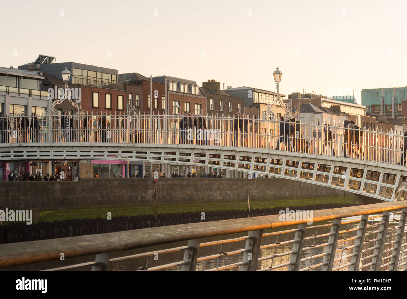 Ha'penny Bridge, oltre il fiume Liffey al tramonto, Dublino, Irlanda Foto Stock