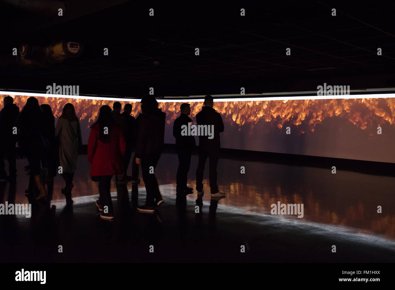 Guinness Storehouse ai visitatori la visione di schermi giganti che mostra iconico Guinness la pubblicità televisiva Foto Stock