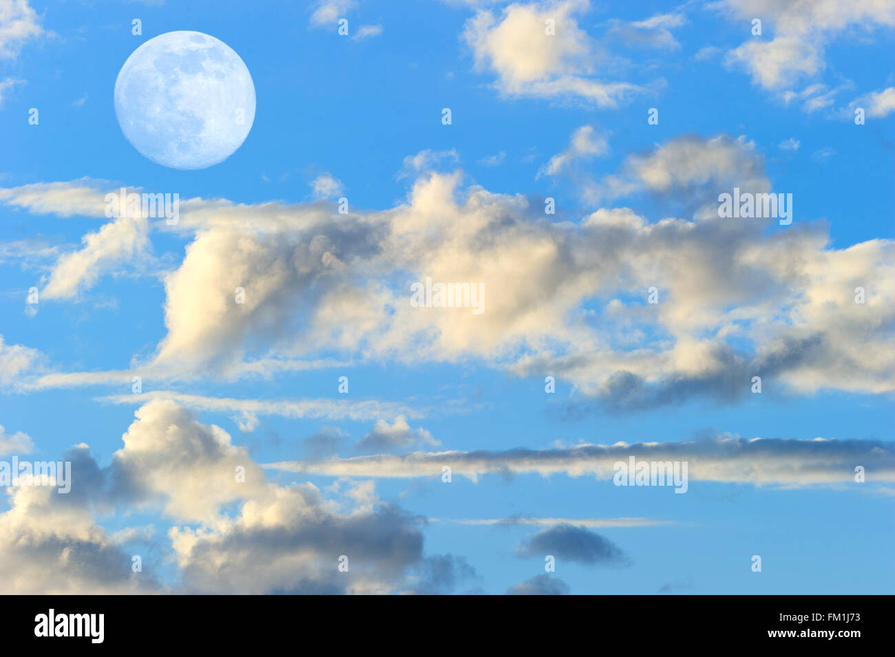 Luna nuvole del cielo è una vivace fantasia surreale come cloudscape con il celeste etereo Full Moon Rising. Foto Stock
