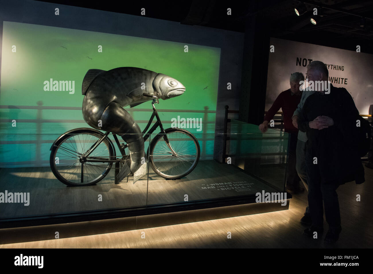 Guinness Storehouse attrazione turistica di Dublino - visitatori godendo il 3D animatronic installazione di pesce - in rappresentanza di th Foto Stock