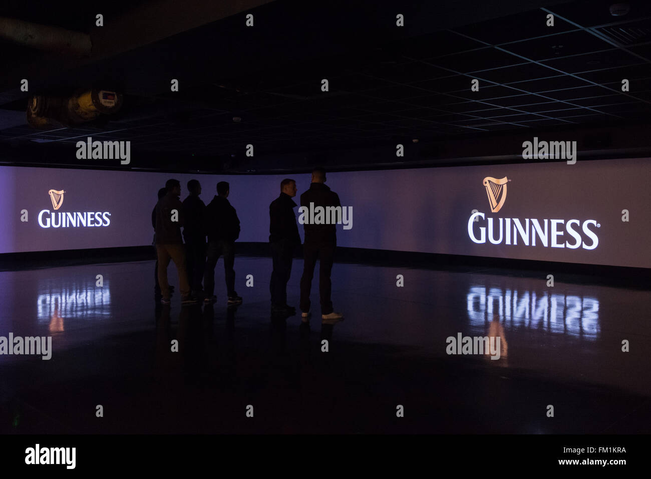 Ai visitatori la visione di schermi giganti all'interno della Guinness Storehouse mostra iconico Guinness la pubblicità televisiva Foto Stock