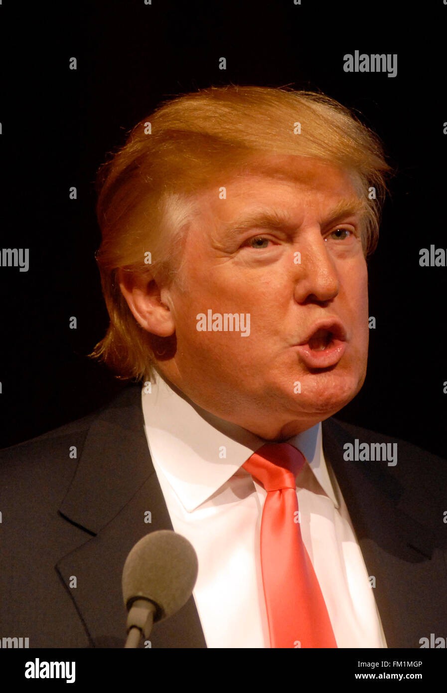 Immobiliare mogul Trump in una conferenza stampa il 19 settembre 2007 che annuncia ufficialmente la vendita di unità condominiali in Trump Soho Hotel Condominio su Spring Street. Il lussuoso hotel-condo ha suscitato le ire dei gruppi di comunità sostenendo che si tratta realmente di una residenza che non è consentito dalla city zoning, come opposto ad un hotel di cui la zona è eseguito lo zoning per l. (© Richard B. Levine) Foto Stock