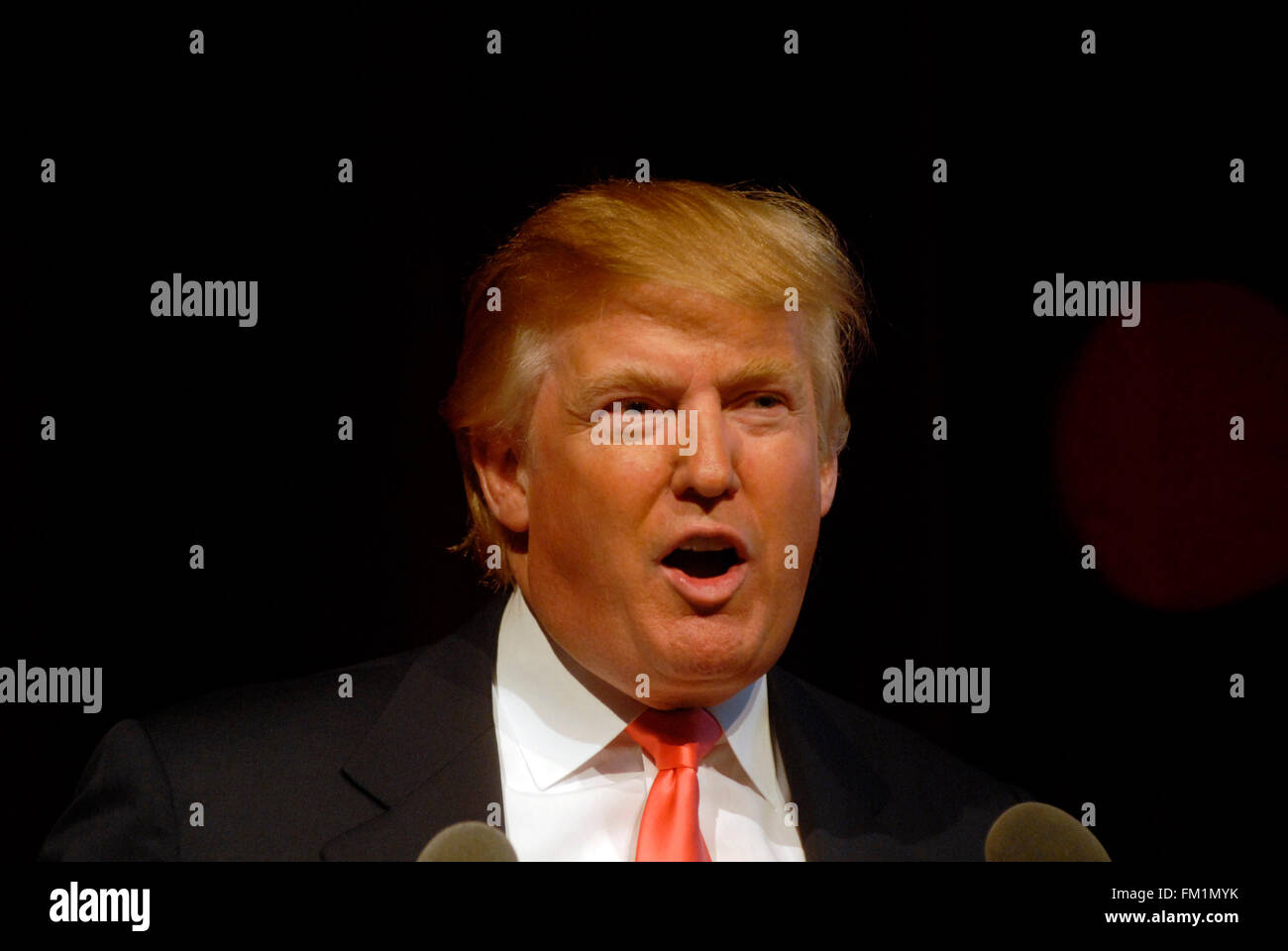 Immobiliare mogul Trump in una conferenza stampa il 19 settembre 2007 che annuncia ufficialmente la vendita di unità condominiali in Trump Soho Hotel Condominio su Spring Street. Il lussuoso hotel-condo ha suscitato le ire dei gruppi di comunità sostenendo che si tratta realmente di una residenza che non è consentito dalla city zoning, come opposto ad un hotel di cui la zona è eseguito lo zoning per l. (© Richard B. Levine) Foto Stock