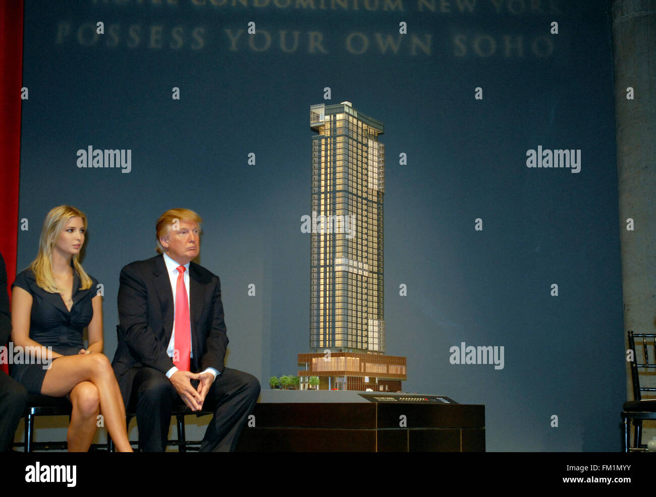 Immobiliare mogul Trump e Ivank Trump in una conferenza stampa il 19 settembre 2007 che annuncia ufficialmente la vendita di unità condominiali in Trump Soho Hotel Condominio su Spring Street. Il lussuoso hotel-condo ha suscitato le ire dei gruppi di comunità sostenendo che si tratta realmente di una residenza che non è consentito dalla city zoning, come opposto ad un hotel di cui la zona è eseguito lo zoning per l. (© Richard B. Levine) Foto Stock
