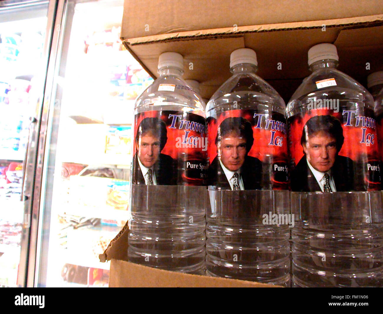 La visualizzazione di 'Trump ghiaccio' acqua imbottigliata è visto in un supermercato il 22 febbraio 2004. L'acqua imbottigliata è un tie-in con la hit Donald Trump/ NBC programma televisivo "L'Apprendista'. (© Richard B. Levine) Foto Stock