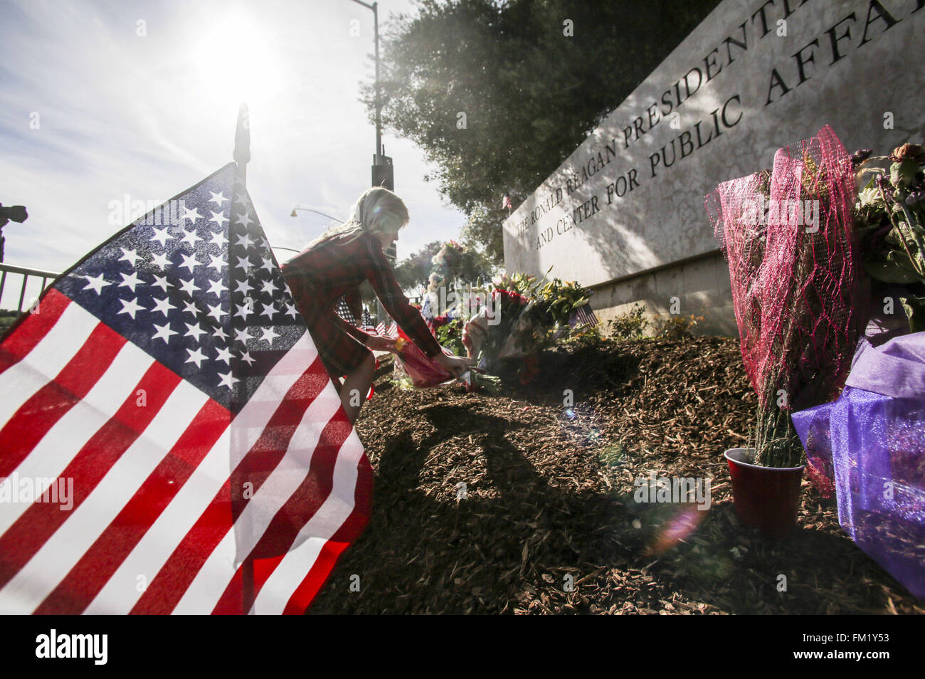 Los Angeles, California, USA. Decimo Mar, 2016. Persone fiori di laici a un memoriale di fortuna per il ritardo di Nancy Reagan al di fuori del Ronald Reagan Presidential Library in Simi Valley, in California, il 10 marzo 2016. Ci ex first lady Nancy Reagan era giacente in riposo a suo marito della biblioteca presidenziale su, con i membri del pubblico prestando la loro ultima rispetta davanti a un funerale privato. Credito: Ringo Chiu/ZUMA filo/Alamy Live News Foto Stock