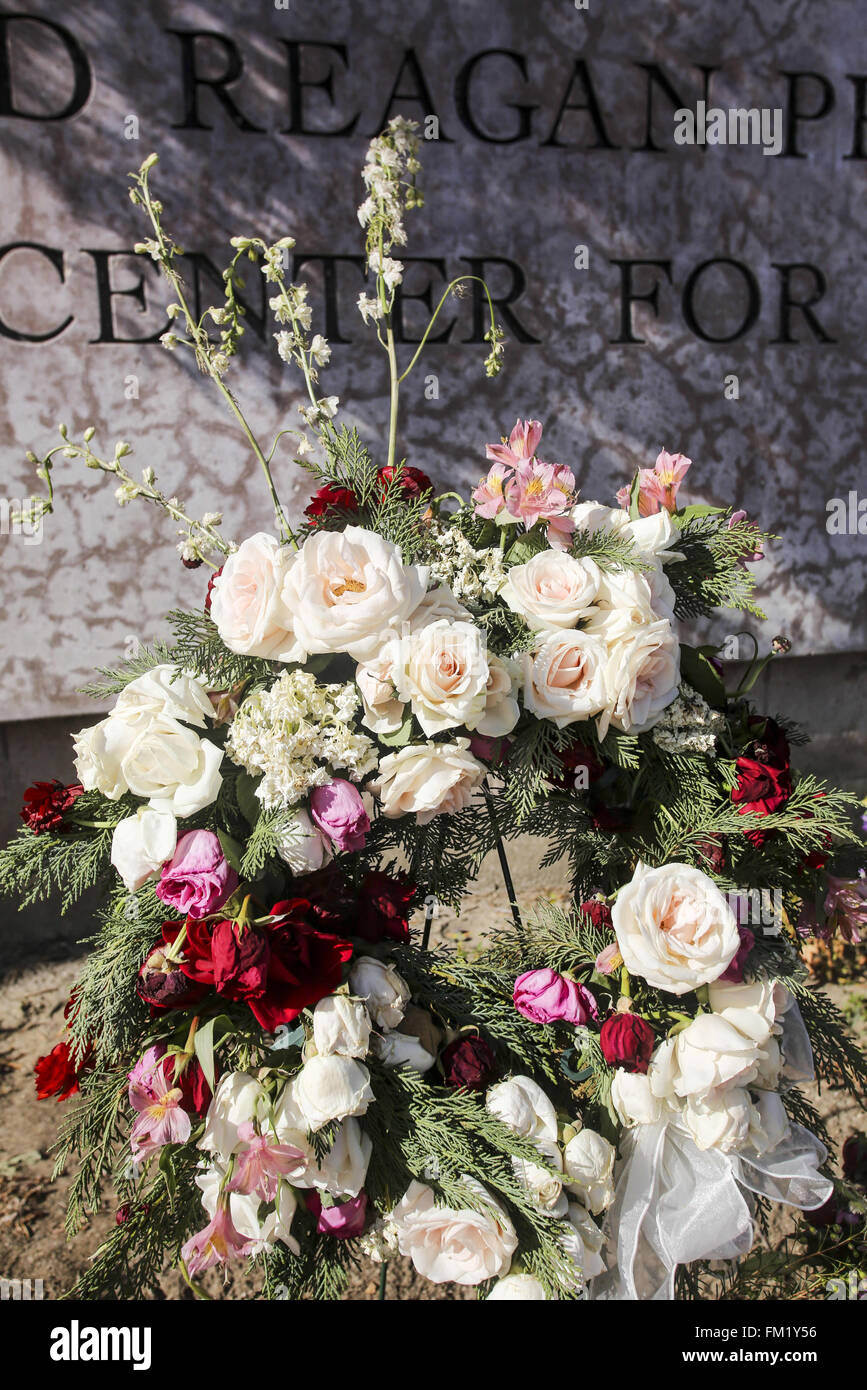 Los Angeles, California, USA. Decimo Mar, 2016. Fiori e bandiere sono posizionati in corrispondenza di un memoriale di fortuna per il ritardo di Nancy Reagan al di fuori del Ronald Reagan Presidential Library in Simi Valley, in California, il 10 marzo 2016. Ci ex first lady Nancy Reagan era giacente in riposo a suo marito della biblioteca presidenziale su, con i membri del pubblico prestando la loro ultima rispetta davanti a un funerale privato. Credito: Ringo Chiu/ZUMA filo/Alamy Live News Foto Stock