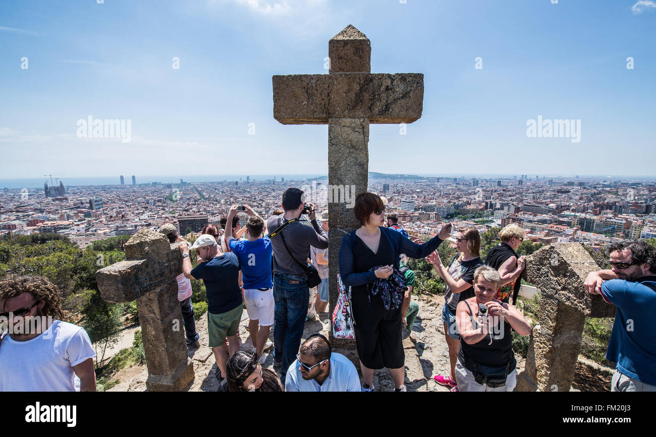 I turisti a tre croci Hill nel famoso Parco Guell sul Carmelo Hill in Barcellona, Spagna Foto Stock