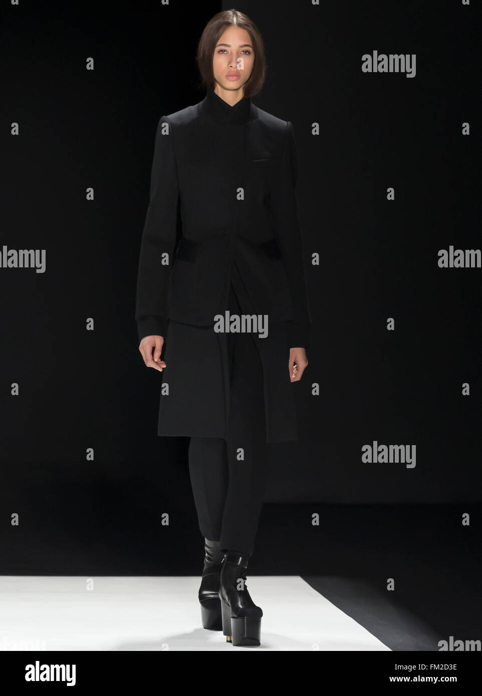 La città di New York, Stati Uniti d'America - 16 Febbraio 2016: Yasmin Wijnaldum passeggiate la pista a Vera Wang visualizza durante la NYFW F/W 2016 Foto Stock