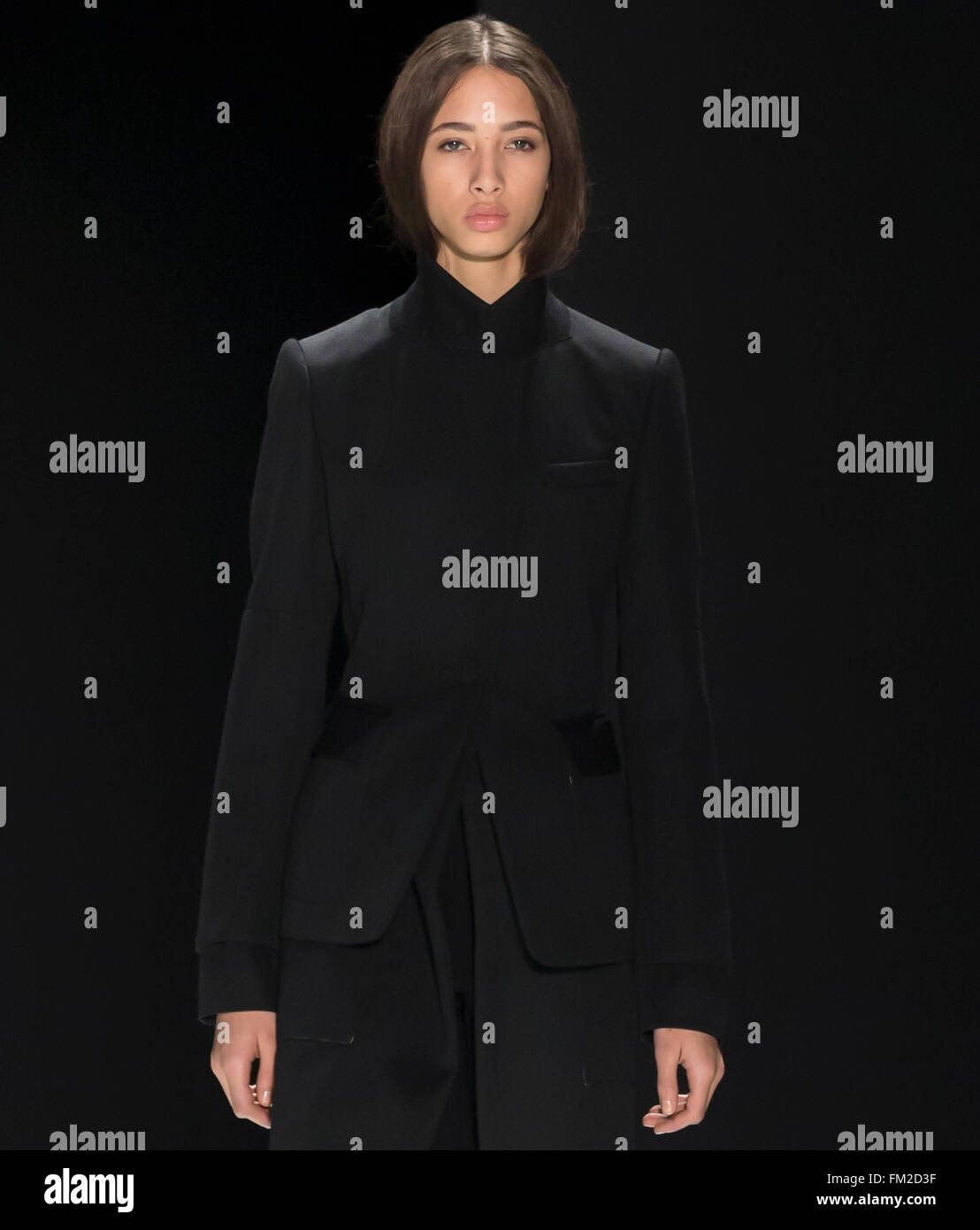 La città di New York, Stati Uniti d'America - 16 Febbraio 2016: Yasmin Wijnaldum passeggiate la pista a Vera Wang visualizza durante la NYFW F/W 2016 Foto Stock