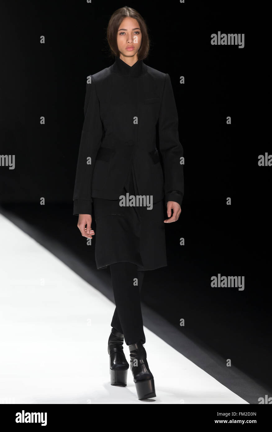 La città di New York, Stati Uniti d'America - 16 Febbraio 2016: Yasmin Wijnaldum passeggiate la pista a Vera Wang visualizza durante la NYFW F/W 2016 Foto Stock