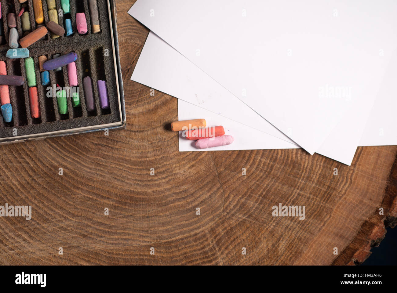 Delicati colori pastello per gli artisti e il disegno sulla carta il tavolo in legno Foto Stock