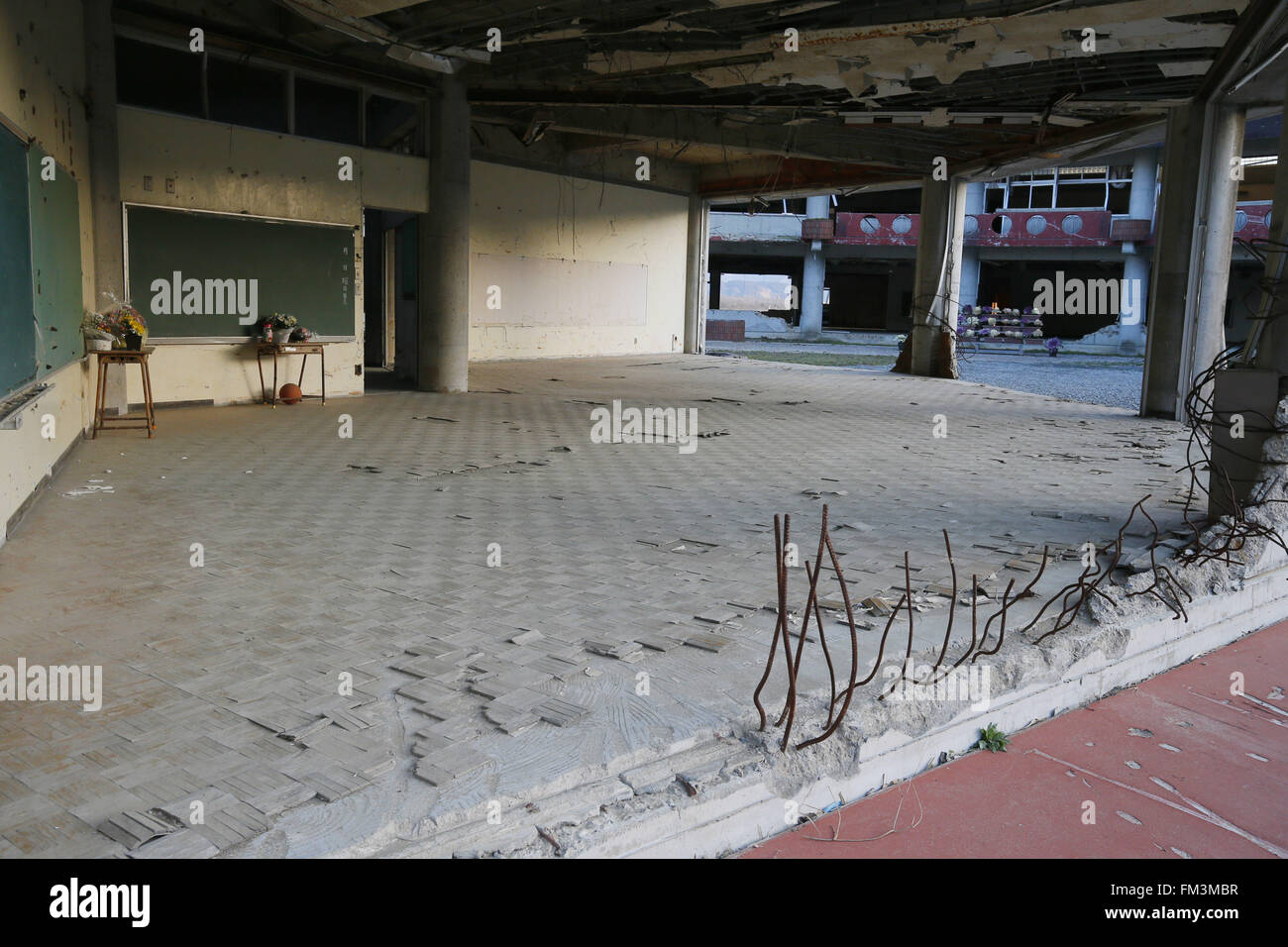 I resti di Okawa Scuola elementare su Marzo 11, 2016 in Ishinomaki, Prefettura di Miyagi, Giappone. Esattamente 5 anni prima 74 fuori della scuola del 108 studenti hanno perso la vita a causa dello tsunami nel marzo 11th, 2011. Non ci sono piani per ricostruire la scuola ma ancora questo non è stato fissato. Il destino degli edifici distrutti è inoltre dovrebbe essere decisa al più presto con i residenti della città divisa sulla questione se essi devono essere preservati come un memoriale o rimosso. © Yusuke Nakanishi/AFLO/Alamy Live News Foto Stock