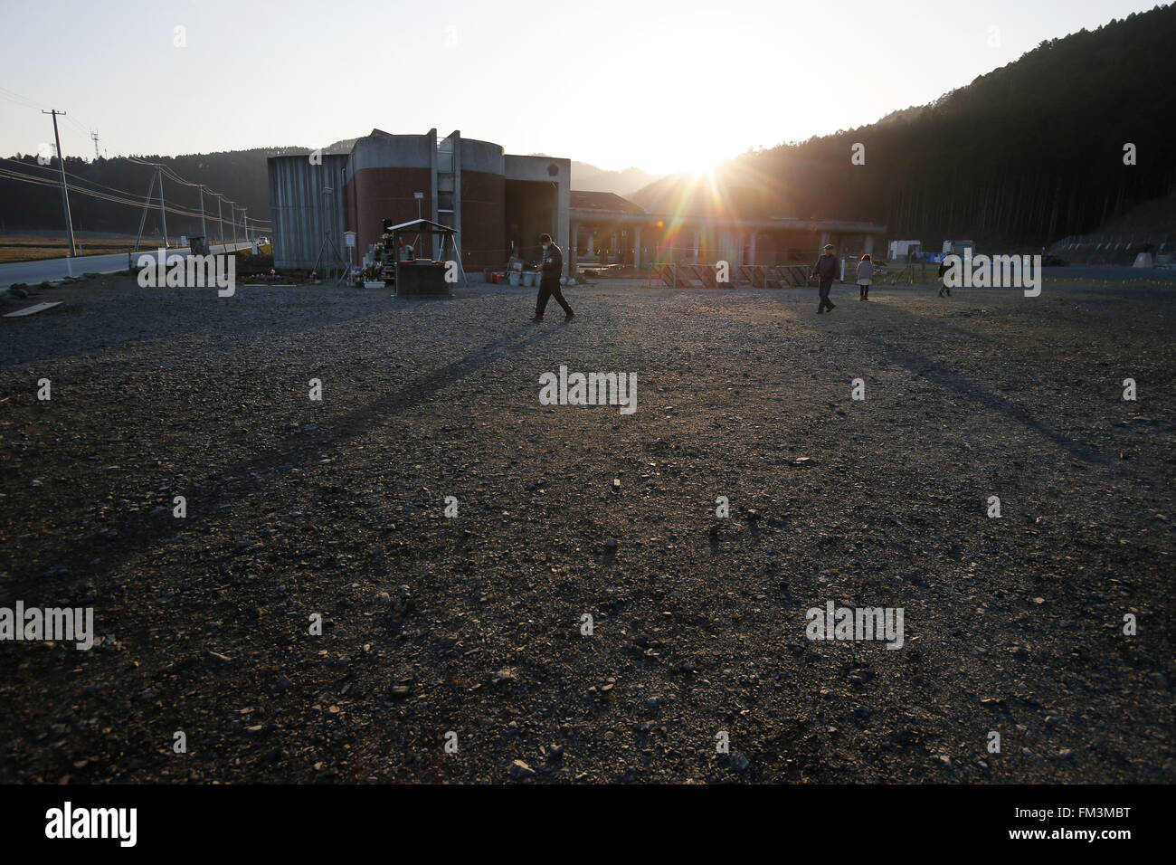I resti di Okawa Scuola elementare su Marzo 11, 2016 in Ishinomaki, Prefettura di Miyagi, Giappone. Esattamente 5 anni prima 74 fuori della scuola del 108 studenti hanno perso la vita a causa dello tsunami nel marzo 11th, 2011. Non ci sono piani per ricostruire la scuola ma ancora questo non è stato fissato. Il destino degli edifici distrutti è inoltre dovrebbe essere decisa al più presto con i residenti della città divisa sulla questione se essi devono essere preservati come un memoriale o rimosso. © Yusuke Nakanishi/AFLO/Alamy Live News Foto Stock