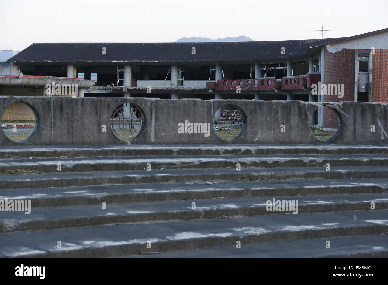 I resti di Okawa Scuola elementare su Marzo 11, 2016 in Ishinomaki, Prefettura di Miyagi, Giappone. Esattamente 5 anni prima 74 fuori della scuola del 108 studenti hanno perso la vita a causa dello tsunami nel marzo 11th, 2011. Non ci sono piani per ricostruire la scuola ma ancora questo non è stato fissato. Il destino degli edifici distrutti è inoltre dovrebbe essere decisa al più presto con i residenti della città divisa sulla questione se essi devono essere preservati come un memoriale o rimosso. © Yusuke Nakanishi/AFLO/Alamy Live News Foto Stock
