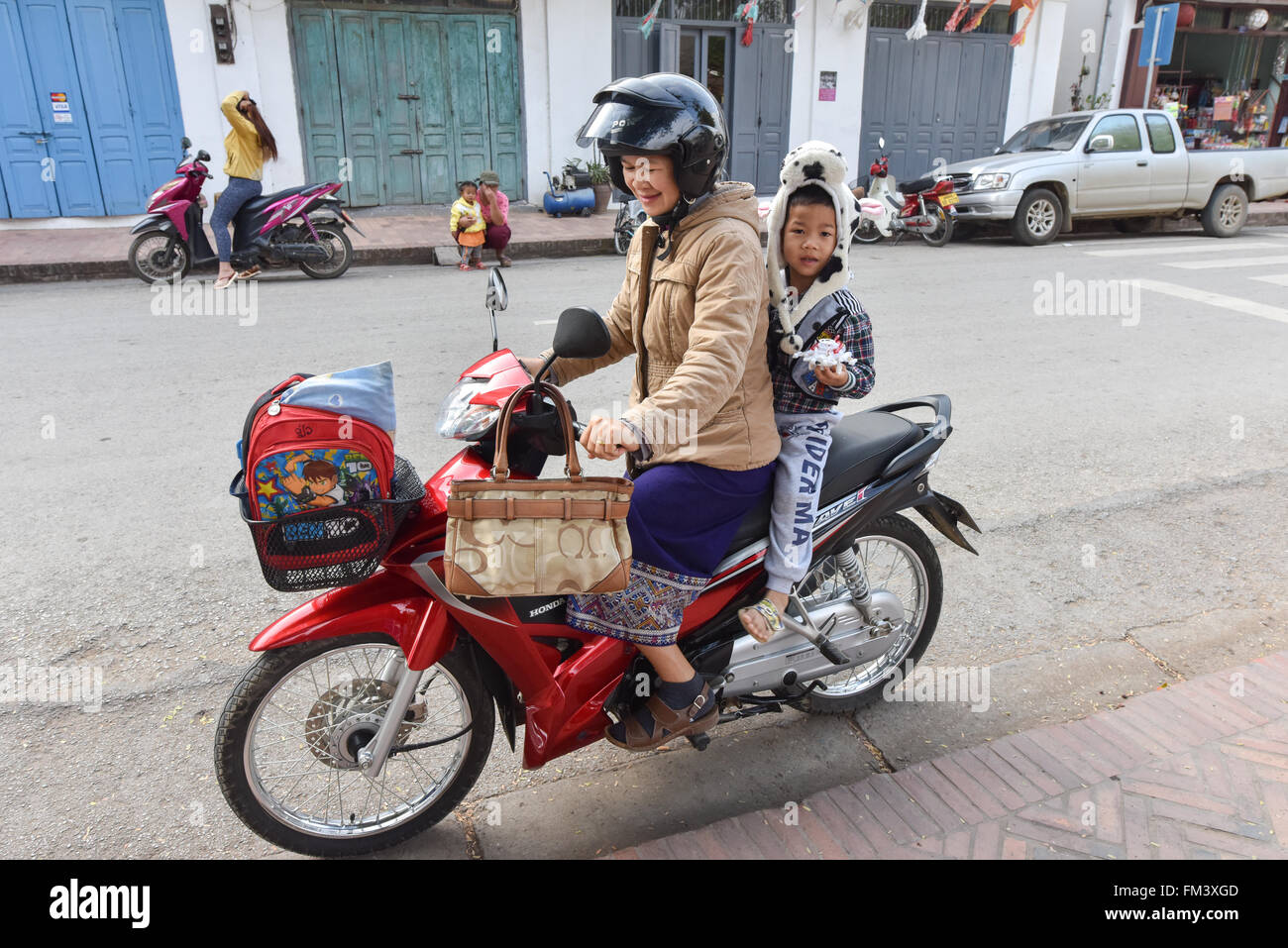 La madre e il bambino sul motociclo Luang Prabang Laos Foto Stock