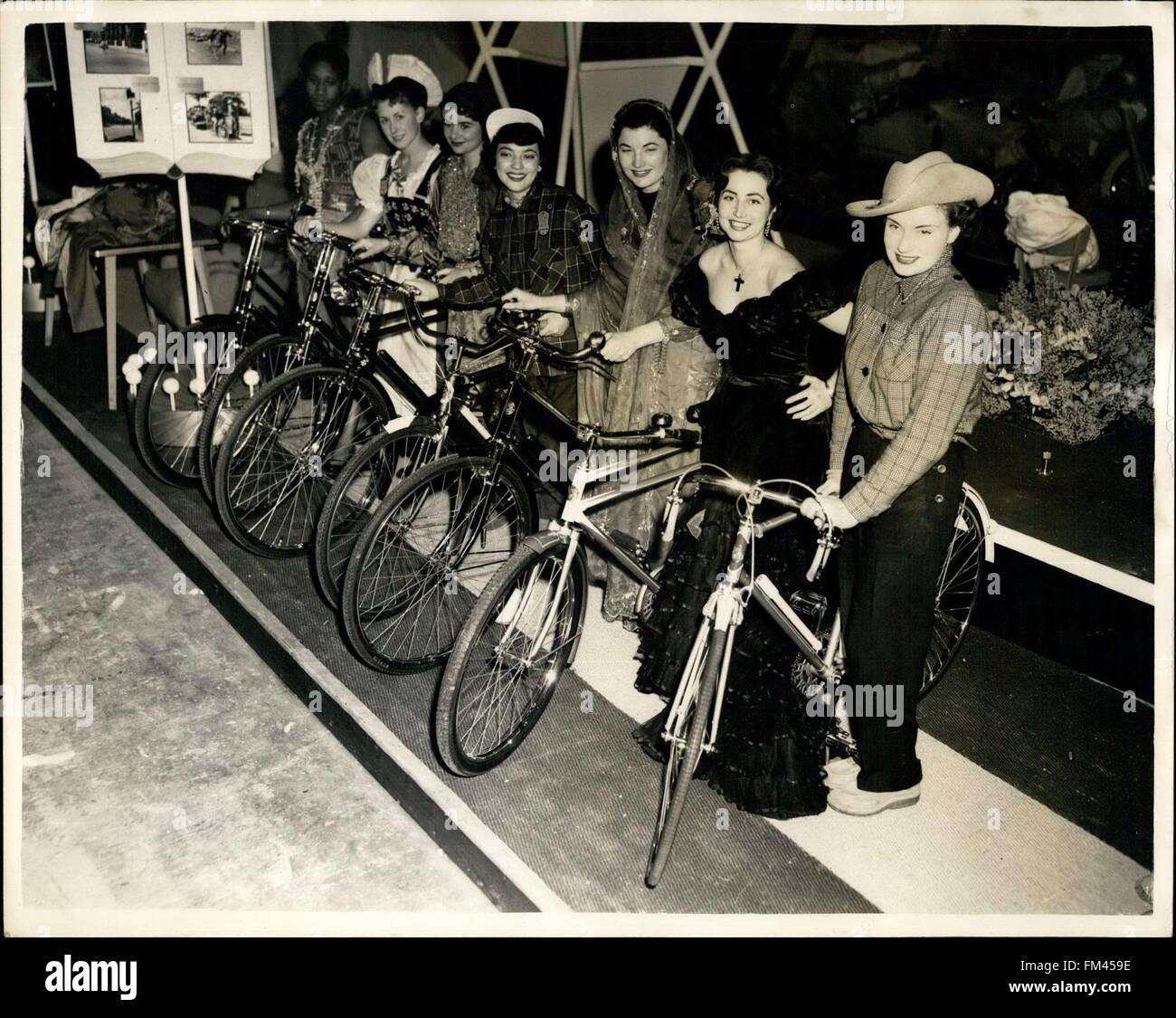 1959 - i cicli di pedale per esportazione - al ciclo visualizza Ladies per molti paesi: mostra fotografica di affascinanti giovani donne in vestiti o i paesi che essi rappresentano - visto con Hercules cicli - progettato per esportazione presso il ciclo e ciclo del motore mostra che si apre domani a Earl's Court. Essi sono L-R: Gold Coast; Svizzera Persia; U.S.A.; Canada; Indian; Cuba;e Australia. © Keystone Pictures USA/ZUMAPRESS.com/Alamy Live News Foto Stock