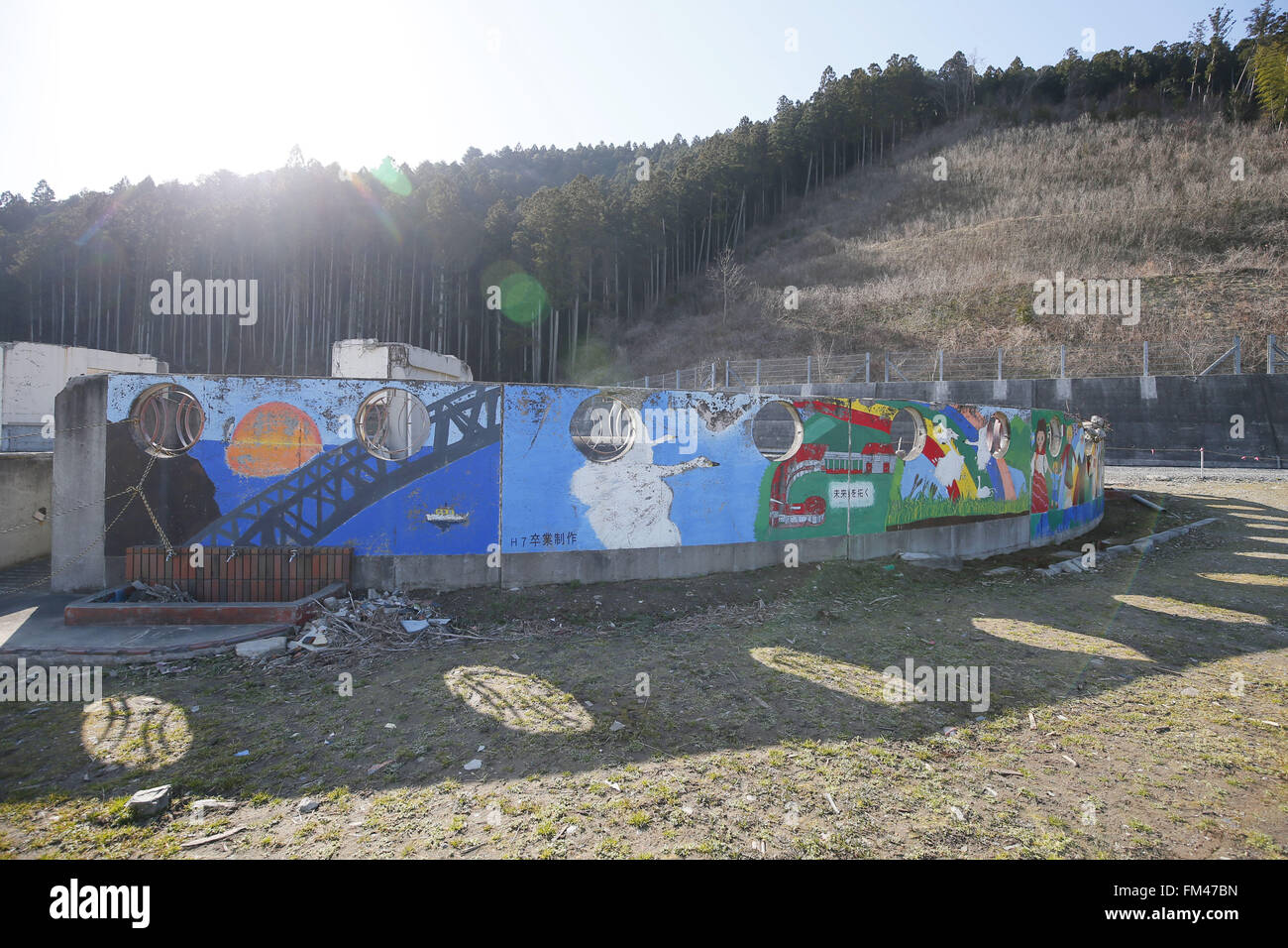 I resti di Okawa Scuola elementare su Marzo 11, 2016 in Ishinomaki, Prefettura di Miyagi, Giappone. Esattamente 5 anni prima 74 fuori della scuola del 108 studenti hanno perso la vita a causa dello tsunami nel marzo 11th, 2011. Non ci sono piani per ricostruire la scuola ma ancora questo non è stato fissato. Il destino degli edifici distrutti è inoltre dovrebbe essere decisa al più presto con i residenti della città divisa sulla questione se essi devono essere preservati come un memoriale o rimosso. © Yusuke Nakanishi/AFLO/Alamy Live News Foto Stock