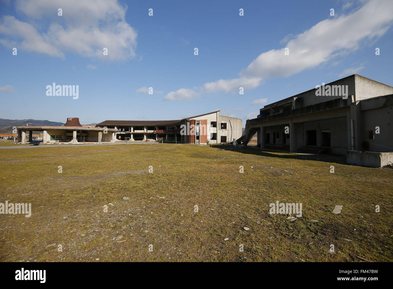 I resti di Okawa Scuola elementare su Marzo 11, 2016 in Ishinomaki, Prefettura di Miyagi, Giappone. Esattamente 5 anni prima 74 fuori della scuola del 108 studenti hanno perso la vita a causa dello tsunami nel marzo 11th, 2011. Non ci sono piani per ricostruire la scuola ma ancora questo non è stato fissato. Il destino degli edifici distrutti è inoltre dovrebbe essere decisa al più presto con i residenti della città divisa sulla questione se essi devono essere preservati come un memoriale o rimosso. © Yusuke Nakanishi/AFLO/Alamy Live News Foto Stock