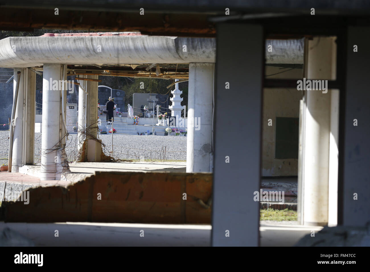 I resti di Okawa Scuola elementare su Marzo 11, 2016 in Ishinomaki, Prefettura di Miyagi, Giappone. Esattamente 5 anni prima 74 fuori della scuola del 108 studenti hanno perso la vita a causa dello tsunami nel marzo 11th, 2011. Non ci sono piani per ricostruire la scuola ma ancora questo non è stato fissato. Il destino degli edifici distrutti è inoltre dovrebbe essere decisa al più presto con i residenti della città divisa sulla questione se essi devono essere preservati come un memoriale o rimosso. © Yusuke Nakanishi/AFLO/Alamy Live News Foto Stock