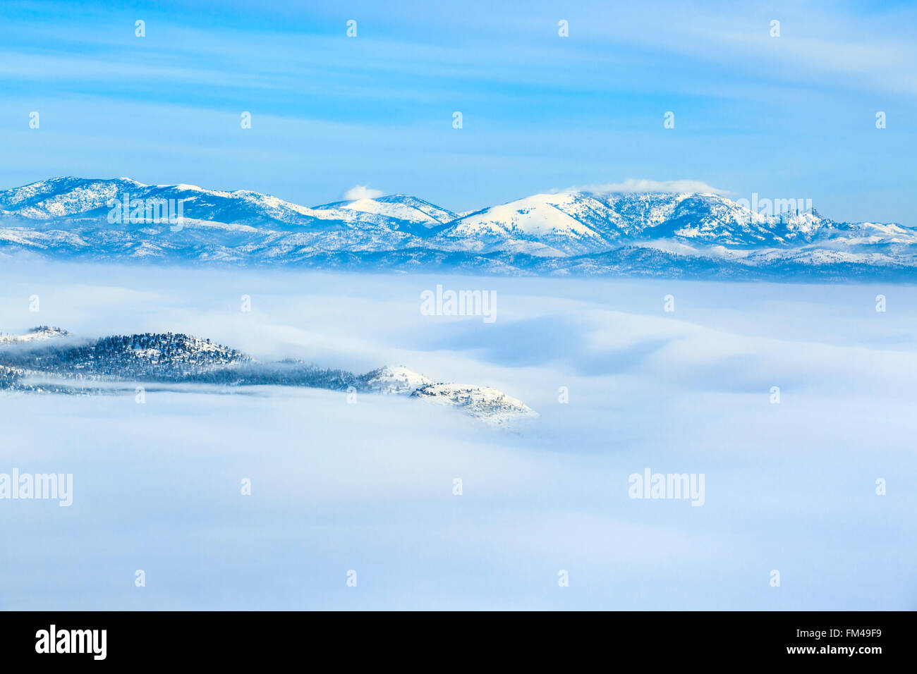 dormire montagna gigante e graffiante colline in inverno sopra valle nebbia vista dal monte helena a helena, montana Foto Stock