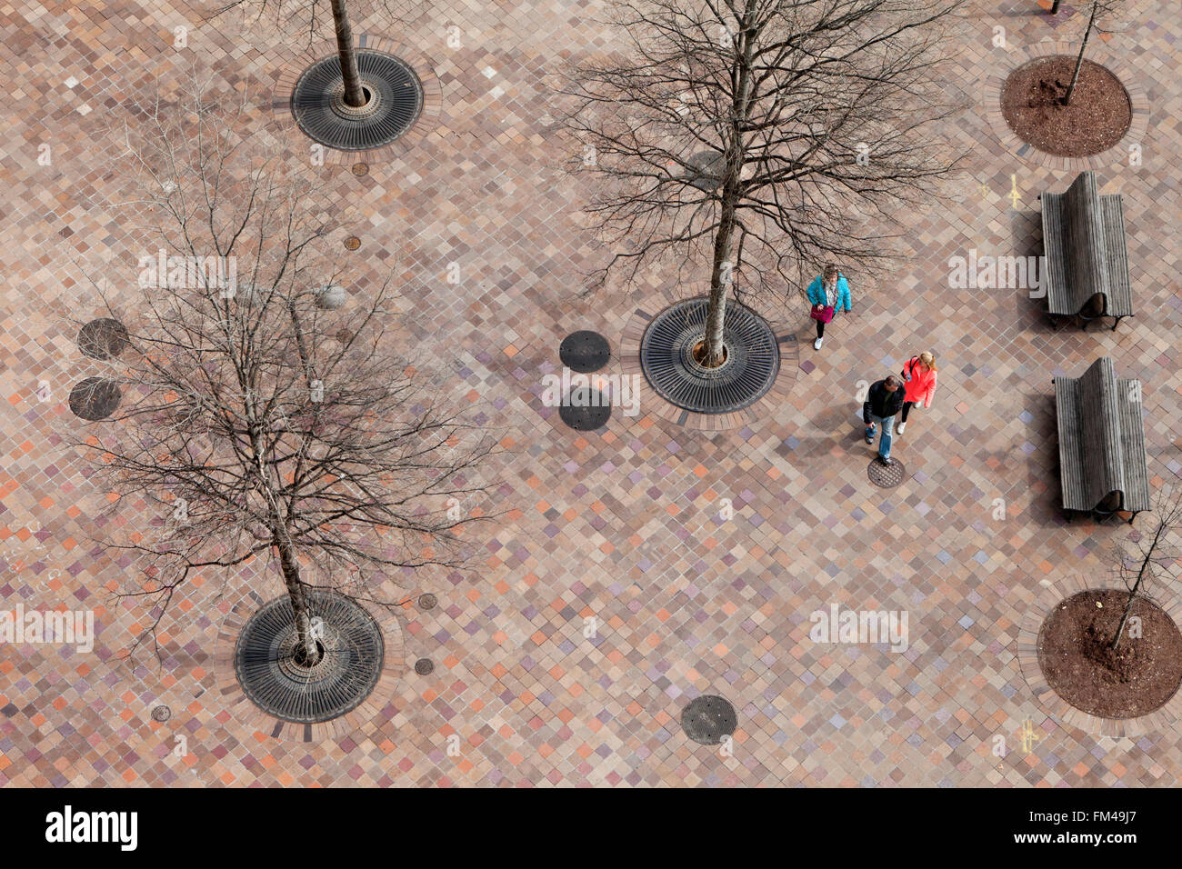 Uccelli-eye di pedoni camminando sul marciapiede urbano rivestita con piastrelle - Washington DC, Stati Uniti d'America Foto Stock