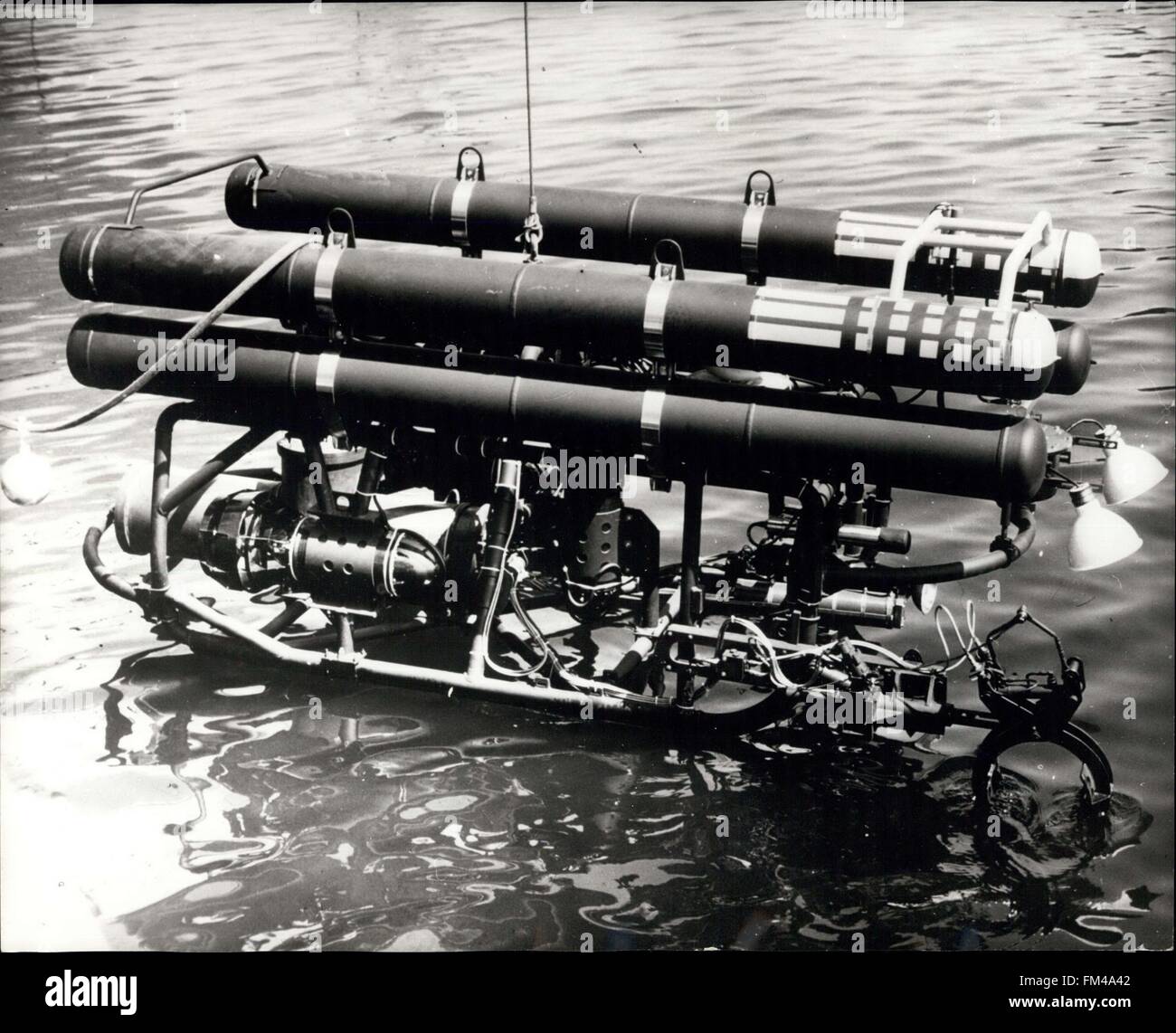 1972 - Problemi di attualità ''H'' Bomba Finder: un sforzo è ora fatto di recuperare quattro disarmato idrogeno bombe perso in alcuni 800 piedi di ghiaccio e acqua al largo della costa della Groenlandia dopo il crash di un U.S. Bombardiere B-52. Gli esperti ritengono che la sola nave sottomarino in grado di recuperare le bombe è questo strano veicolo chiamato CURV. Un U.S. Navy in mare profondo veicolo di recupero, è dotato di illuminazione flood e una RCA telecamera. È stata la CURV che recuperato una bomba ad idrogeno al largo della costa della Spagna nei primi mesi del 1966. La foto mostra il mare profondo il recupero veicolo chiamato CURV. (Credito Immagine: © Ke Foto Stock