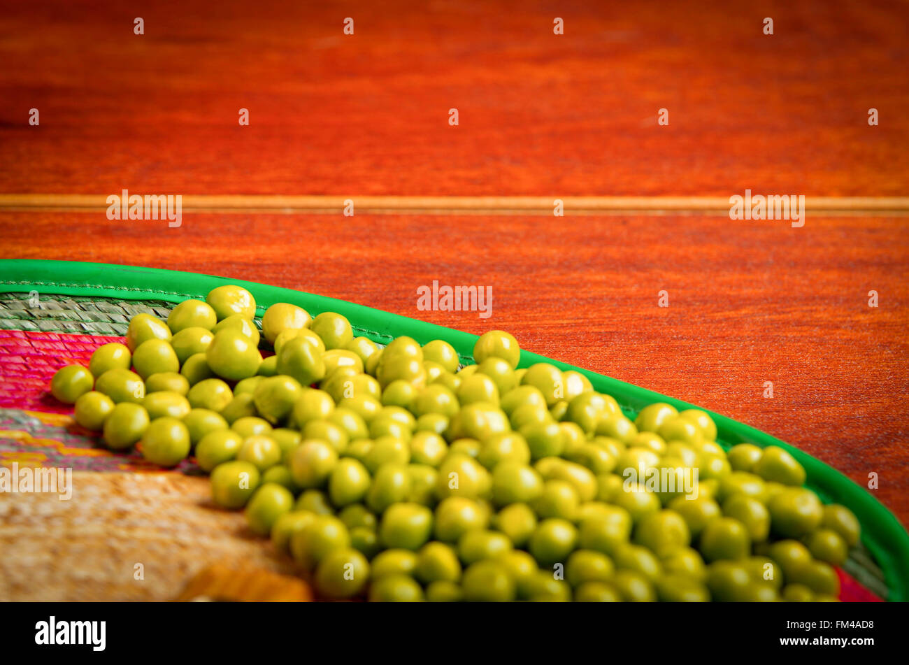 Primo piano di molti verde fagioli di lima. delicato formato su una superficie di legno. Foto Stock