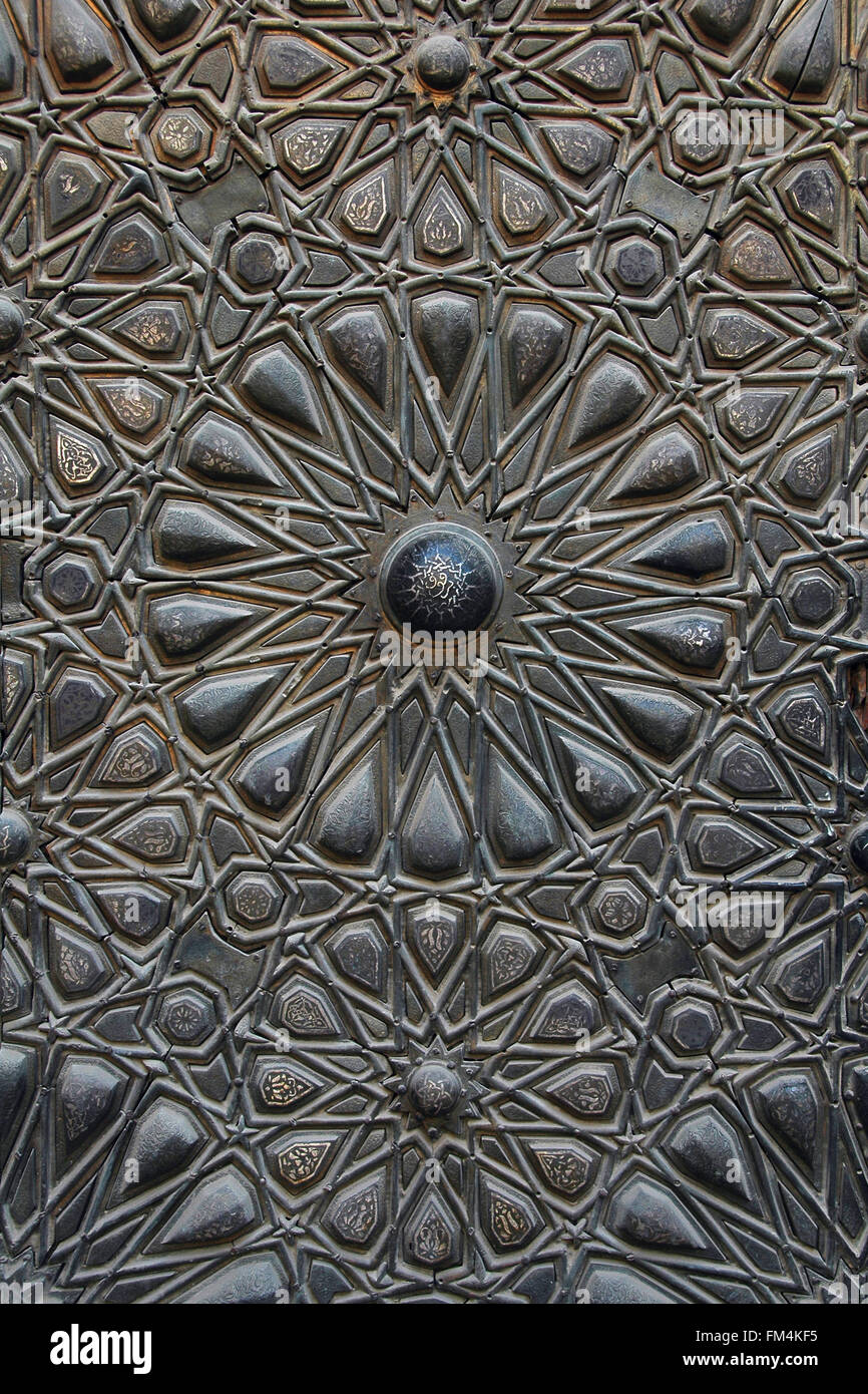 Arabesque ornamento carving dettaglio delle porte di bronzo al Sultan al-Mu'moschea ayyad costruito nel 1421 dal Mamluk sultan Al-Mu'ayyad Sayf ad-Din Shaykh dal quale prende il nome, la vecchia città del Cairo in Egitto Foto Stock