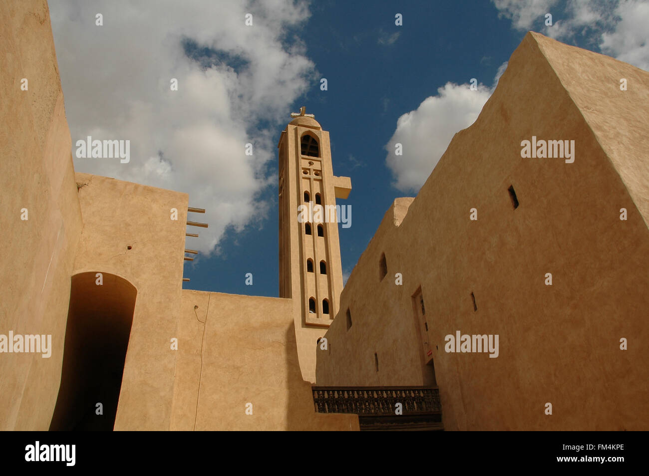 Vista dei copti ortodossi Deir Anba Pishoy monastero o Bishai, Pshoi, Bishoi intitolato a San Pishoy a Wadi El Natrun il deserto Nitrian Beheira Governatorato, Egitto Foto Stock