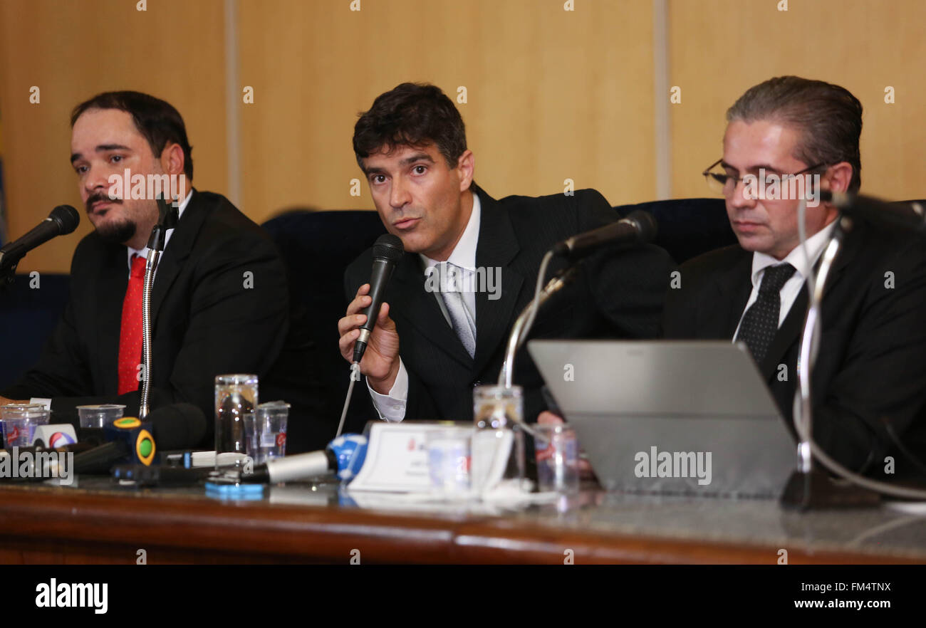 (160310) -- RIO DE JANEIRO, 10 marzo 2016 (Xinhua) -- Sao Paulo di procuratori Fernando Henrique de Moraes Araujo (L), Cassio Roberto Conserino (C) e Jose Carlos Blat prendere parte a una conferenza stampa sull'accusa del procuratore europeo contro l ex presidente brasiliano Luiz Inacio Lula da Silva, al Pubblico Ministero di Sao Paulo, Brasile, il 10 marzo 2016. I pubblici ministeri nello stato brasiliano di Sao Paulo ha chiesto giovedì che l ex Presidente Luiz Inacio Lula da Silva di essere arrestati per consentire di avere più tempo per indagare su sospetti casi di riciclaggio di denaro e il cuscinetto falsa testimonianza Foto Stock