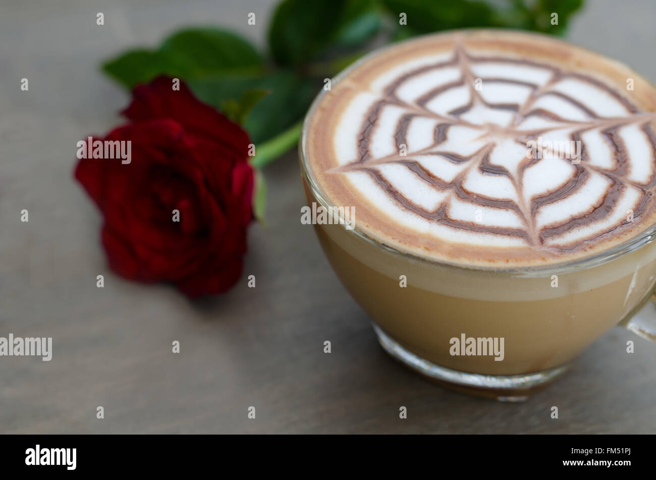 Latte caldo art caffè sul tavolo in legno Foto Stock
