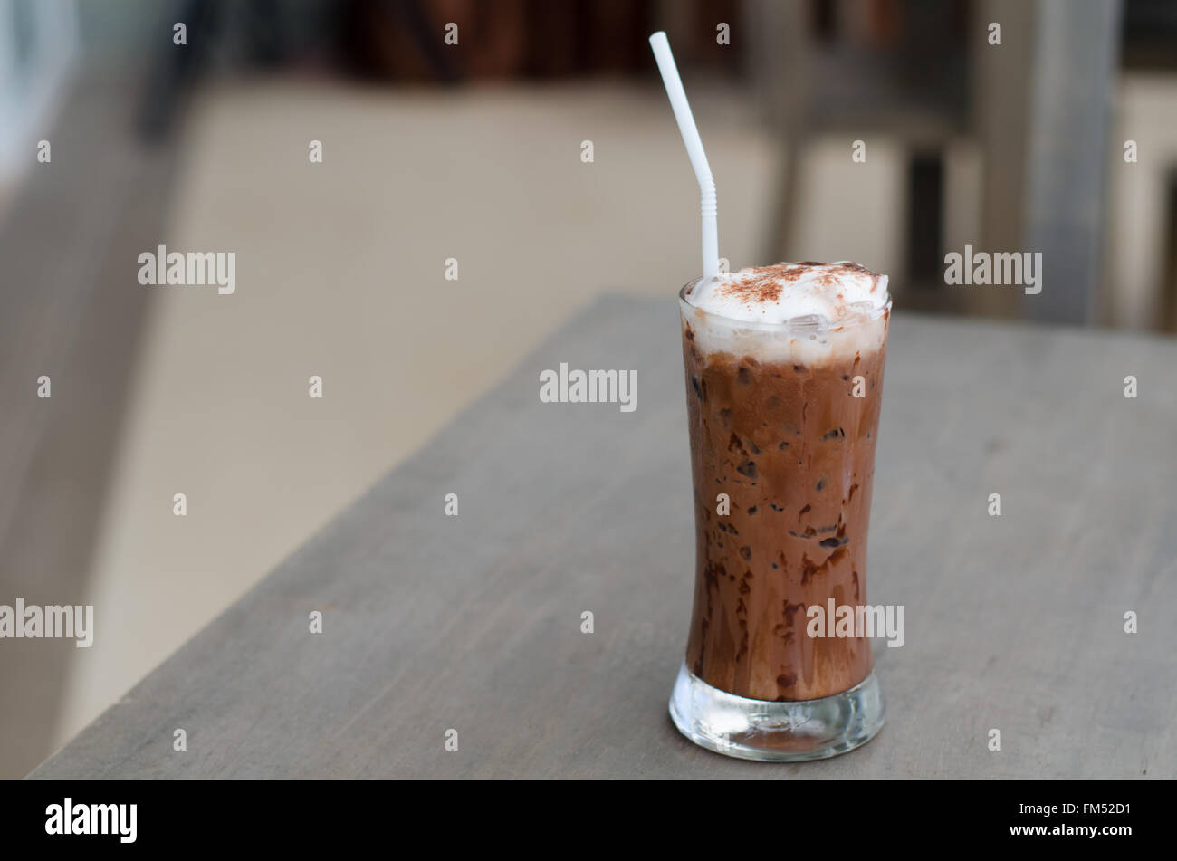Iced cacao in vetro su uno sfondo di legno Foto Stock