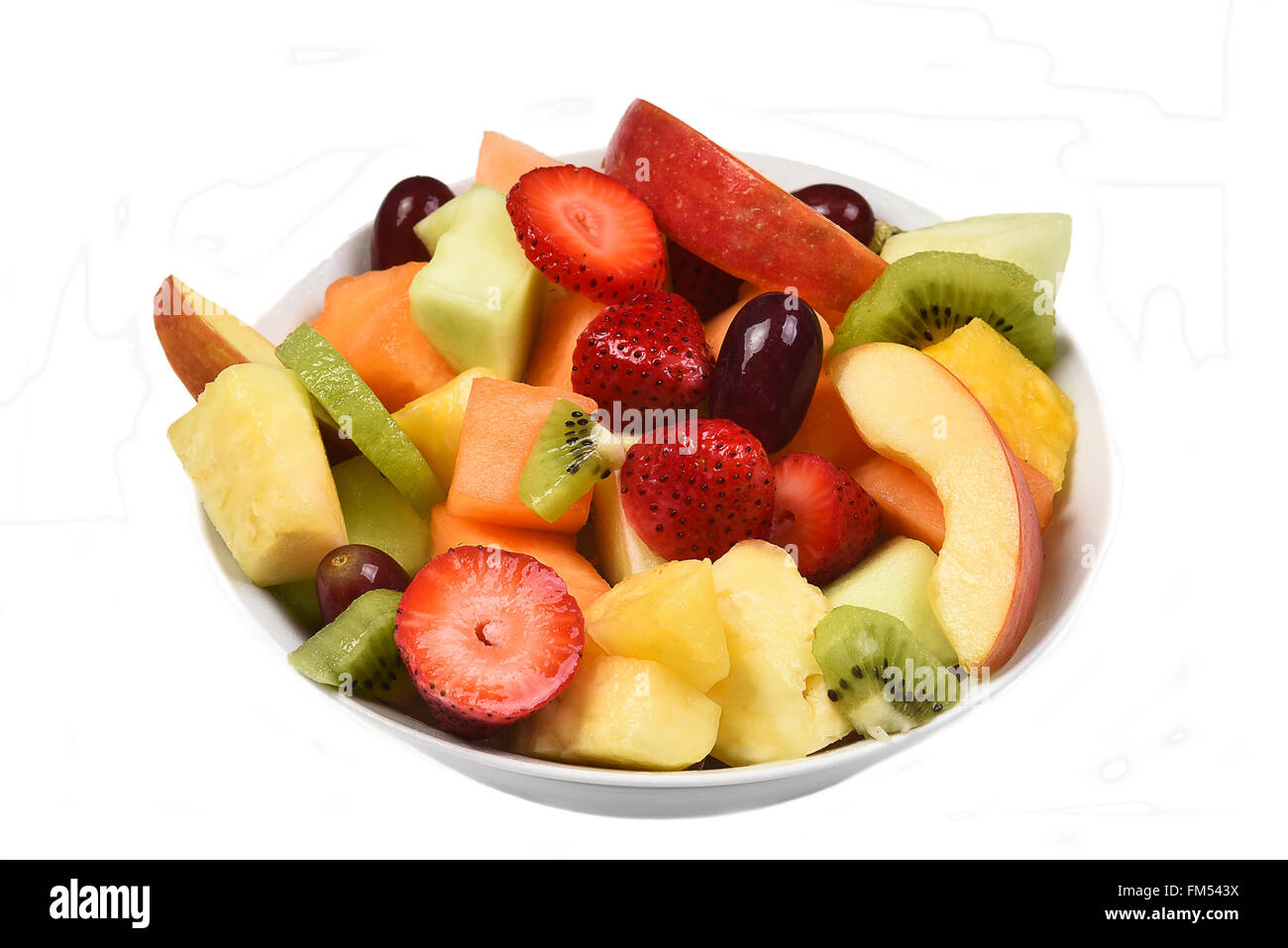 Una coppa di frutta fresca in pezzi. Isolato su frutta bianca includono, fragola, ananas, mela, melone, melone Honeydew, kiwi e Foto Stock
