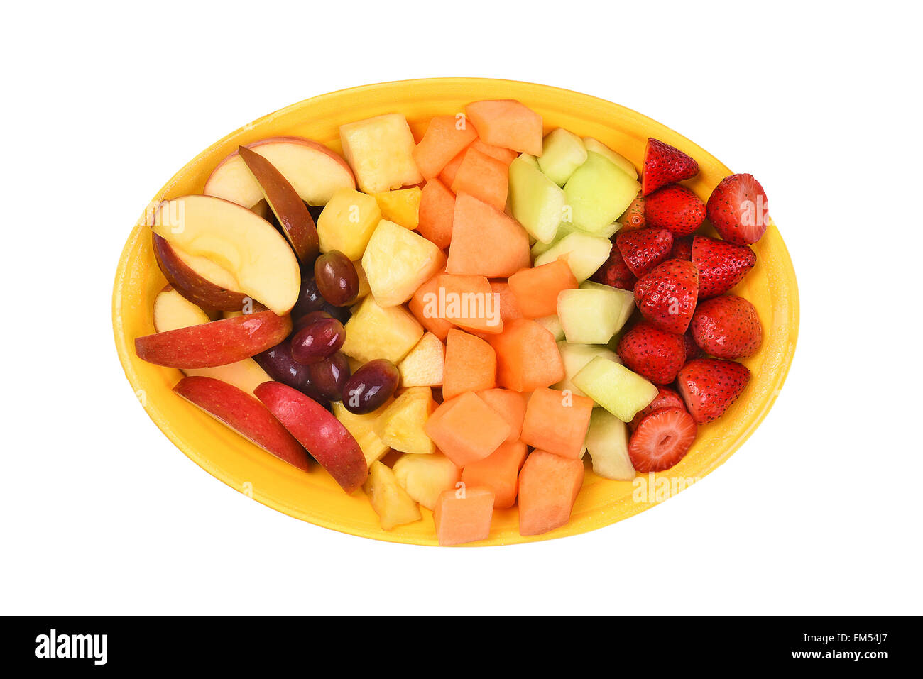 Un piatto di frutta fresca in pezzi. Isolato su frutta bianca includono, fragola, ananas, mela, melone, melone Honeydew e Gra Foto Stock