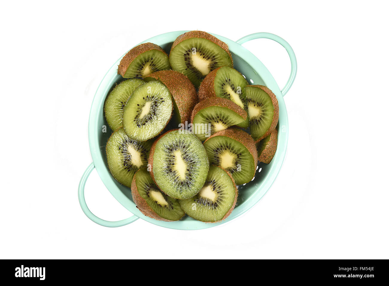 Vista dall'alto di uno scolapasta riempito di Kiwi. Isolato su bianco. Foto Stock