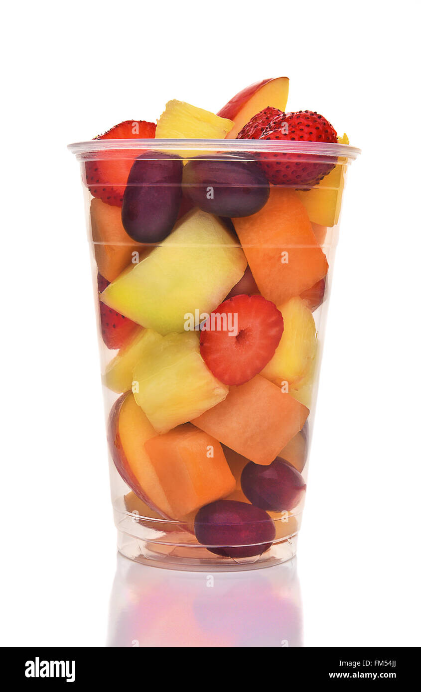 Una tazza di plastica di frutta fresca in pezzi. Isolato su bianco con la riflessione, frutta includono, fragola, ananas, mela, melone, H Foto Stock