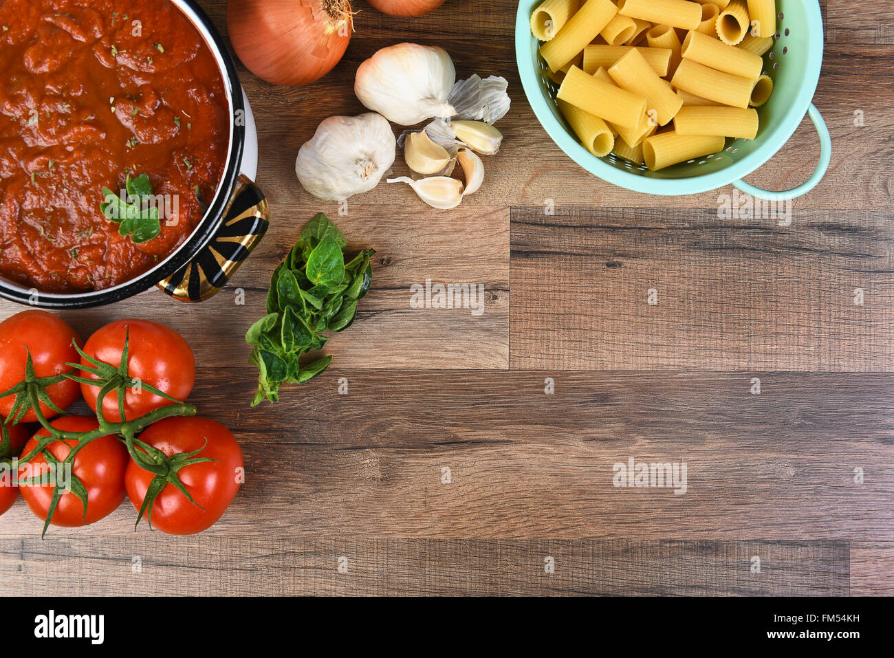 Vista dall'alto di ingredienti per un pasto italiano. Formato orizzontale con copia spazio. Foto Stock