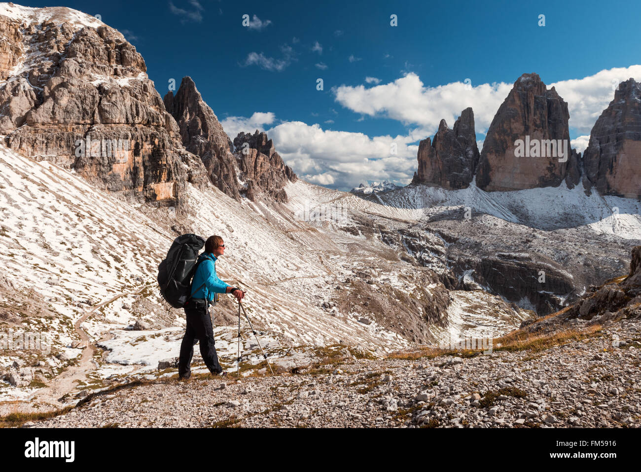 Escursionista nella parte anteriore delle Alpi Foto Stock