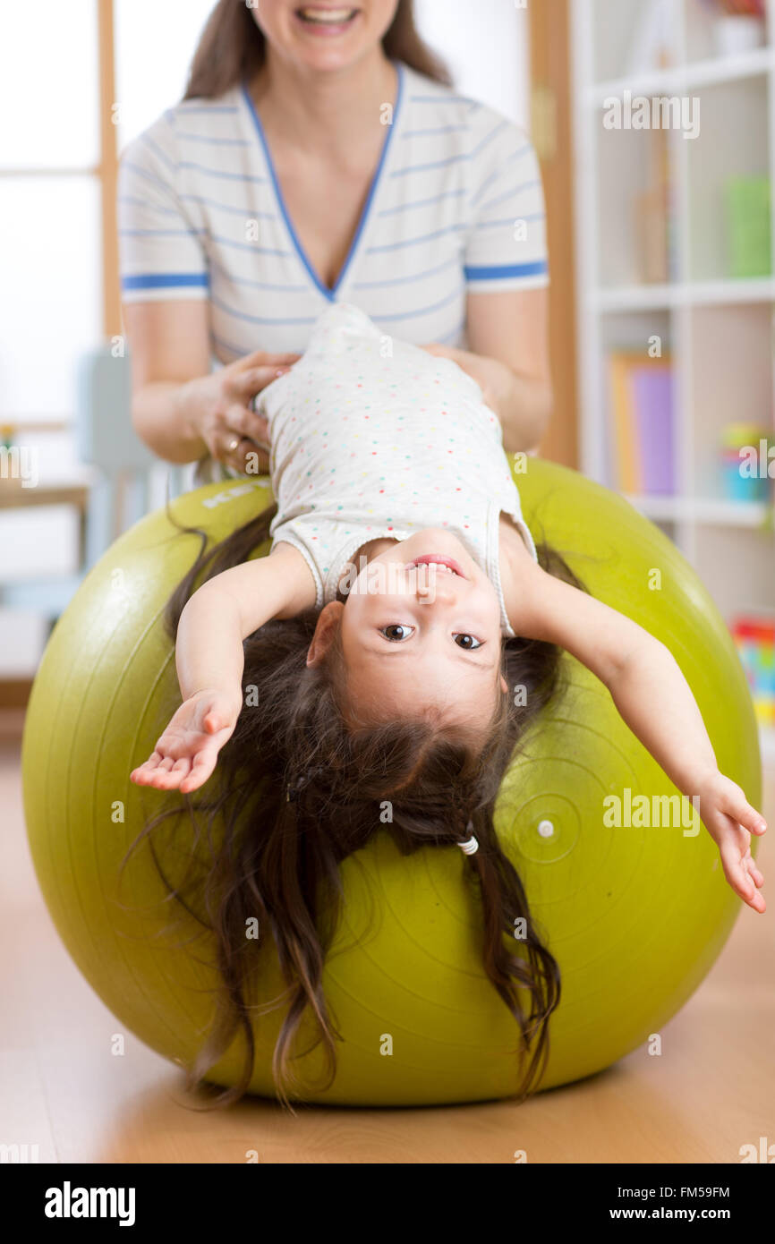 Ragazzo e una ragazza madre fare ginnastica fitness con sfera Foto Stock
