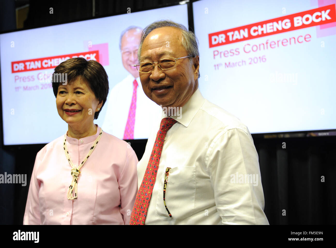 Singapore. Undicesimo Mar, 2016. Singapore è un ex membro del parlamento Tan Cheng Bock (R) partecipa a una conferenza stampa tenutasi a Singapore il 11 marzo, 2016. Tan Cheng Bock, candidato presidenziale in 2011, ha detto alla conferenza stampa che ha programmato per funzionare per il presidente alle prossime elezioni. © poi Chih Wey/Xinhua/Alamy Live News Foto Stock