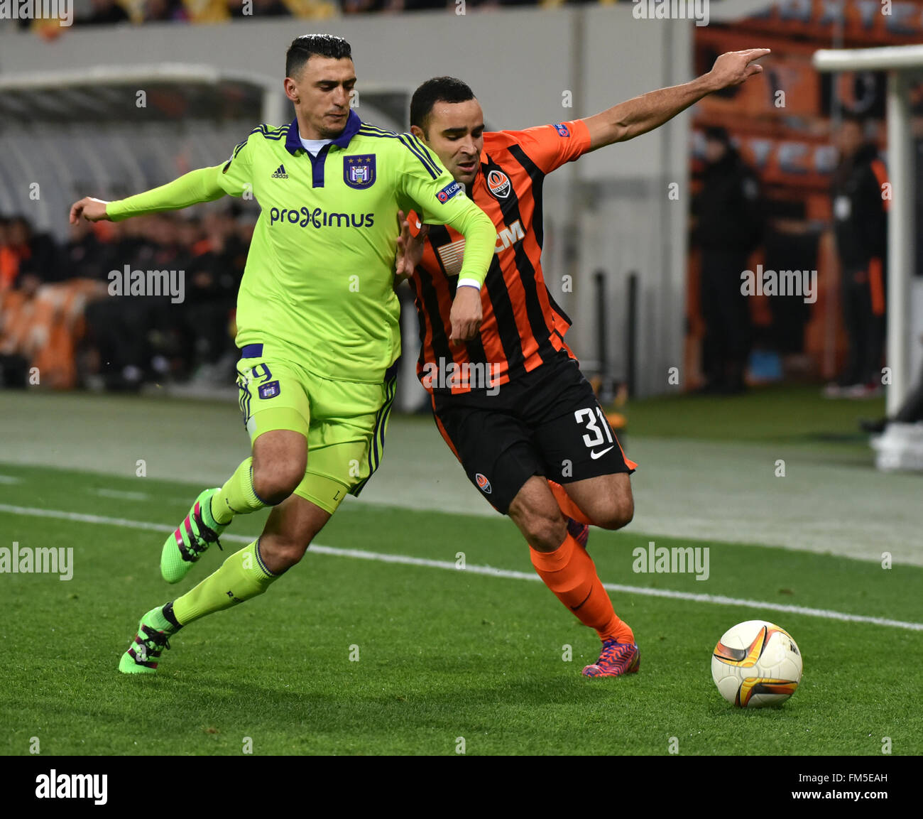 Lviv, Ucraina. 10 marzo, 2016. Matias Suarez (L) di Anderlecht il sistema VIES per la palla con Ismaily (R) di Shakhtar durante la UEFA Europa League round di 16, la prima gamba partita di calcio tra Shakhtar Donetsk e Anderlecht all'Arena Lviv stadium di Lviv, Ucraina, 10 marzo 2016. Credito: Mykola Tys/Alamy Live News Foto Stock