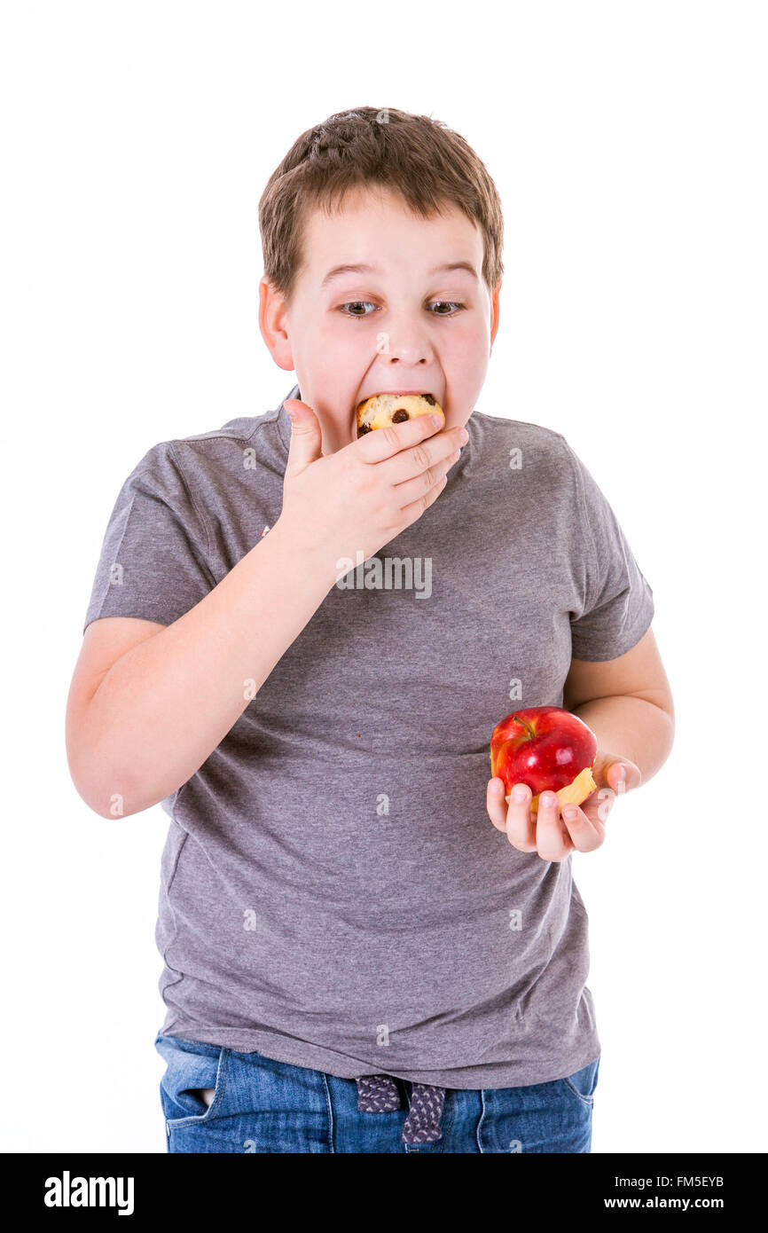 Little Boy con cibi isolati su sfondo bianco - Apple o un muffin Foto Stock