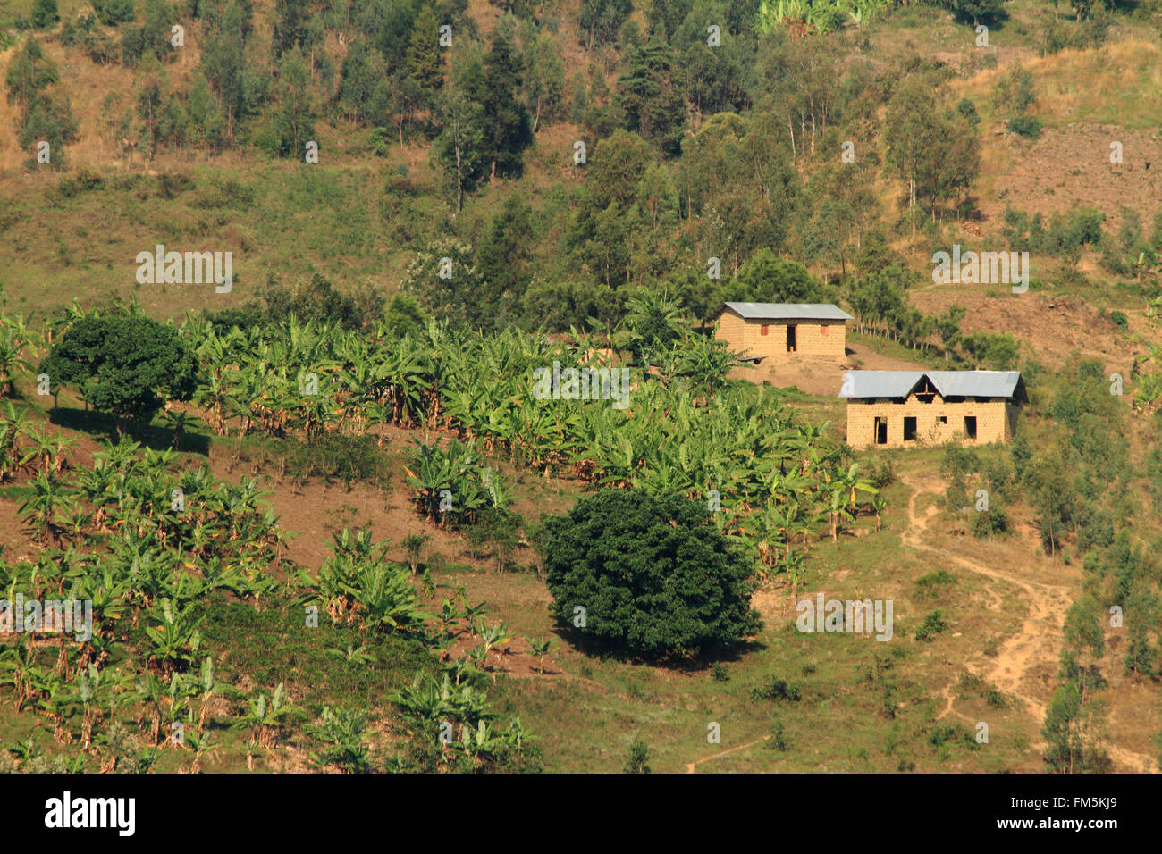 Un paio di case in pietra costruito sul fianco di una collina in Africa. Foto Stock