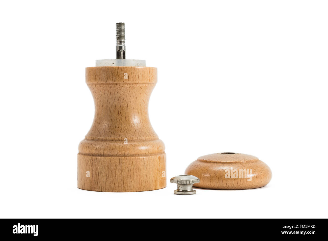 Piccole casette di legno pepe macinino smontato - il coperchio e il dito la vite di bloccaggio è disteso accanto a. Tutto su sfondo bianco Foto Stock