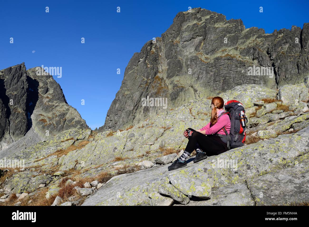 Guardando le creste di montagna, una delle più alte e più visitato in montagna Alti Tatra della Slovacchia Foto Stock